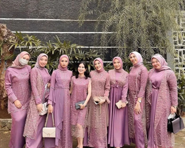 Tampil Cantik! Inspirasi Gaun Pesta Simple dan Anggun 2025
