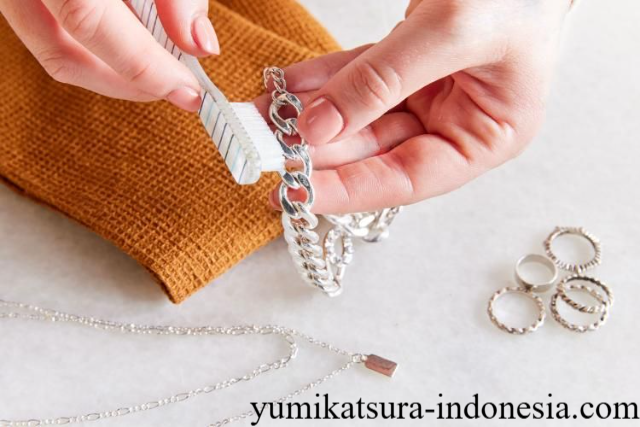 6 Tips Merawat Kalung Titanium Gold Supaya Tetap Mengkilap